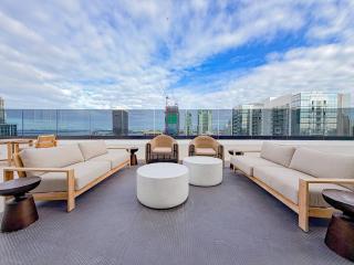 Skyline Views & Rooftop Pool Free Parking - 7
