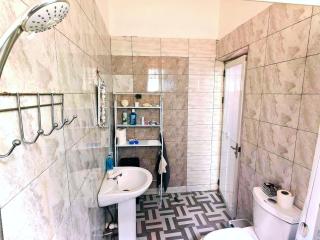 Spacious Queen Room Near Bojo & Kokrobite Beaches - 9