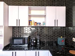 Spacious Queen Room Near Bojo & Kokrobite Beaches - 7