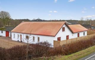 6 Bedroom Stunning Home In Give - 0