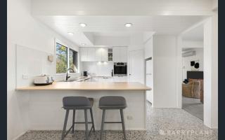 Yarra Valley Farmhouse Sunrise Deck Views - 9