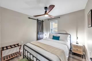 Newly renovated - walking distance to pier! - 4