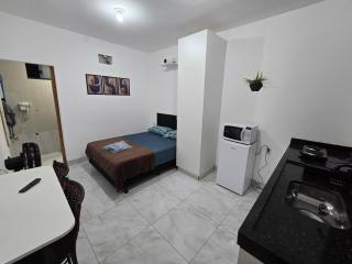 Flat 08 completo com lavanderia na porta e praça movimentada na frente - 0