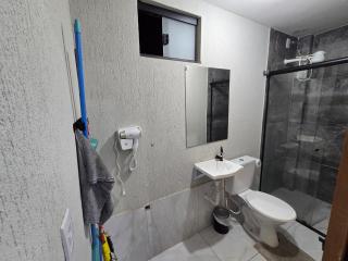 Flat 08 completo com lavanderia na porta e praça movimentada na frente - 8