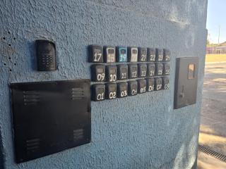 Flat 08 completo com lavanderia na porta e praça movimentada na frente - 6