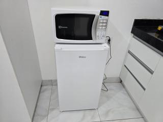 Flat 08 completo com lavanderia na porta e praça movimentada na frente - 3