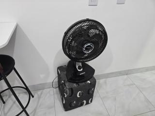 Flat 08 completo com lavanderia na porta e praça movimentada na frente - 2