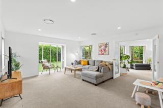 Large warm 4BRM family recharge in Halswell - Netflix, Massage chair - 1