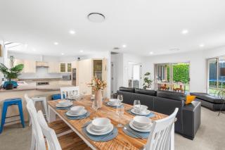 Large warm 4BRM family recharge in Halswell - Netflix, Massage chair - 8