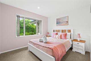 Large warm 4BRM family recharge in Halswell - Netflix, Massage chair - 3