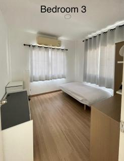 Spacious Modern Home & Garden Perfect for Families - 5