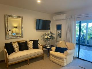 Maison Blue - Chic Garden Apartment - Pet Friendly - 5