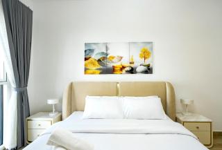 Canal Views, LUX Waterfront 2BR, Pool! Yas Island - 7