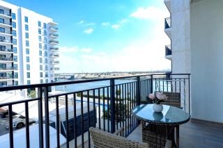 Canal Views, LUX Waterfront 2BR, Pool! Yas Island - 3