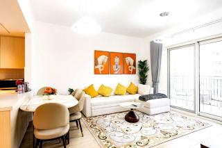 Canal Views, LUX Waterfront 2BR, Pool! Yas Island - 4