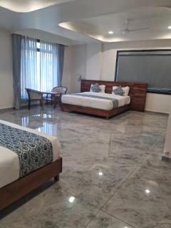 KING'SWAY Hotel & Resort - 8