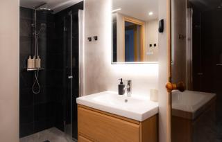 Spacious 2BR in Yacht Club Sauna and Great Views - 9