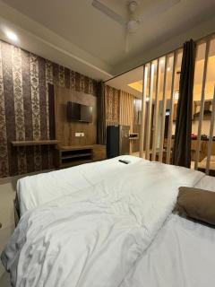 Elegant Urban Apartment - 9