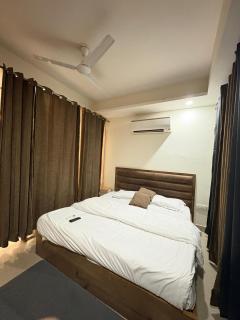 Elegant Urban Apartment - 2