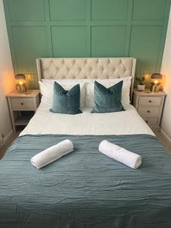 Modern Classic 2 bed apartment by Graves Park - 1