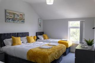 Spacious 4-bed City Centre Home - Free Parking & Wifi - 0