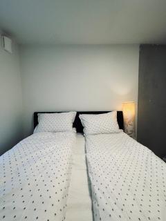 Modern Central Home with Free Parking - 7