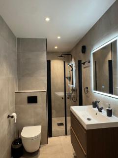 Modern Central Home with Free Parking - 2