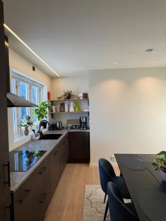 Modern Central Home with Free Parking - 8