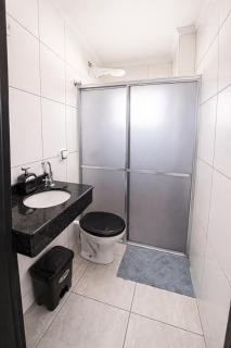 Quitinete Moderna com Varanda, Ar-Condicionado e Vista Urbana Centro - 3