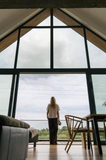 Rumiane pola - stodoła na Mazurach z widokiem na jezioro - 7