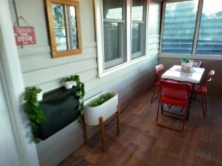 Retro house near Grampians with office,Wifi,Netflix - 1