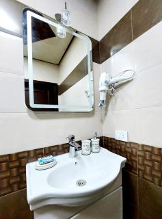 Caspian Breeze Luminous Suite with Balcony Steps from Baku Boulevard - 6