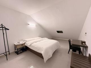 Big cat Hotel 7x24Airport pick-up and drop-off - 5