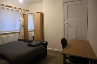 2 Bedroom House in Nottingham - 3