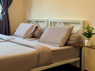 10 Pax Near Lake Garden Zoo Selly Oak Sentosa - 6