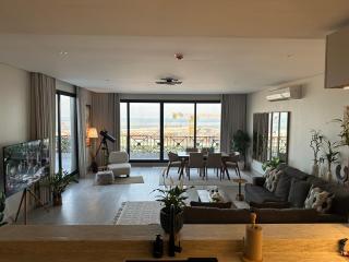 شقة rooftop أنيقة غرفتي نوم وغرفة معيشة واسعة - 3