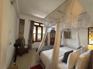 Hilltop Guest House - 8