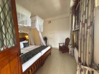 Hilltop Guest House - 4