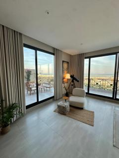 شقة rooftop أنيقة غرفتي نوم وغرفة معيشة واسعة - Al Khobar - 1