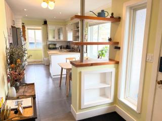 The Orange Door Bungalow- 2-BR w private yard, walkable to cafes & restaurants, 10 min to DT - 8