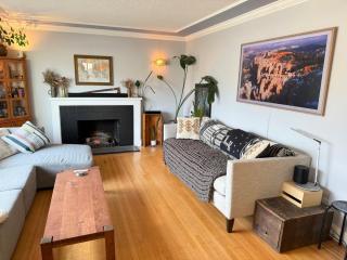 The Orange Door Bungalow- 2-BR w private yard, walkable to cafes & restaurants, 10 min to DT - 2