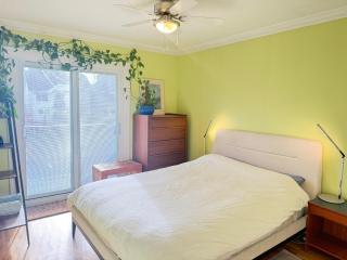 The Orange Door Bungalow- 2-BR w private yard, walkable to cafes & restaurants, 10 min to DT - 1