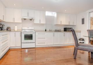 2 bedroom apartment-2 free parking -14 min to Pearson airport - 3