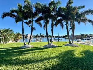 PIRATES COVE Inn & Marina - 4