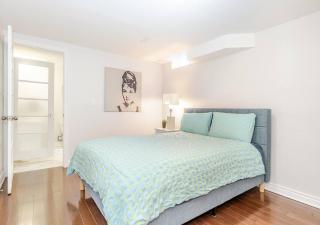 2 bedroom apartment-2 free parking -14 min to Pearson airport - 4