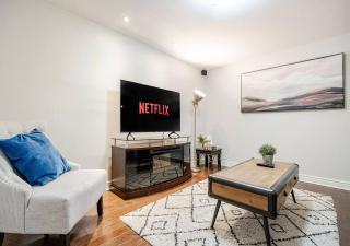 2 bedroom apartment-1 free parking -14 min to Pearson airport - 1