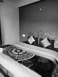 Non Stop Cafe Hostel & Stay - 9