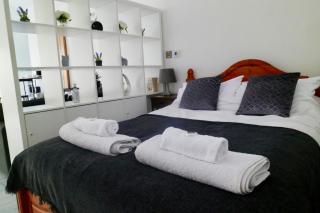 The Mews & Studio - 7