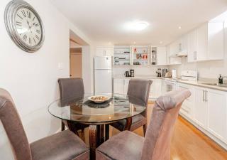 2 bedroom apartment-1 free parking -14 min to Pearson airport - 0
