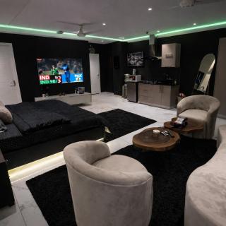 Luxury Studio Apt in Gulberg with City Views - 3